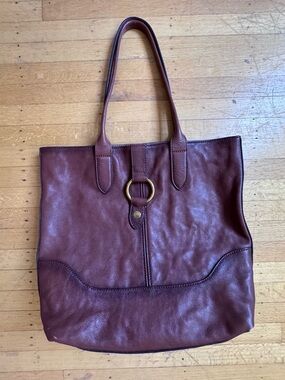 FRYE AND CO. Chestnut Brown Leather Shoulder Tote with Gold Ring